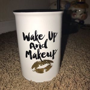 Make-up brushes Cup Holder
